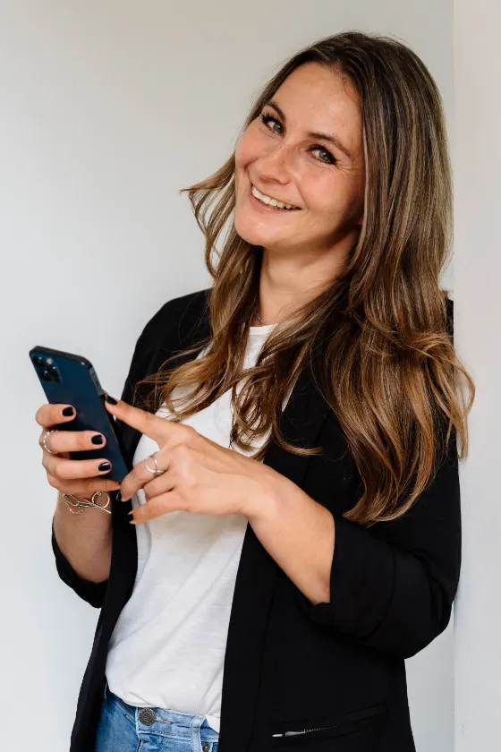 Nicole Fleischer mit Smartphone